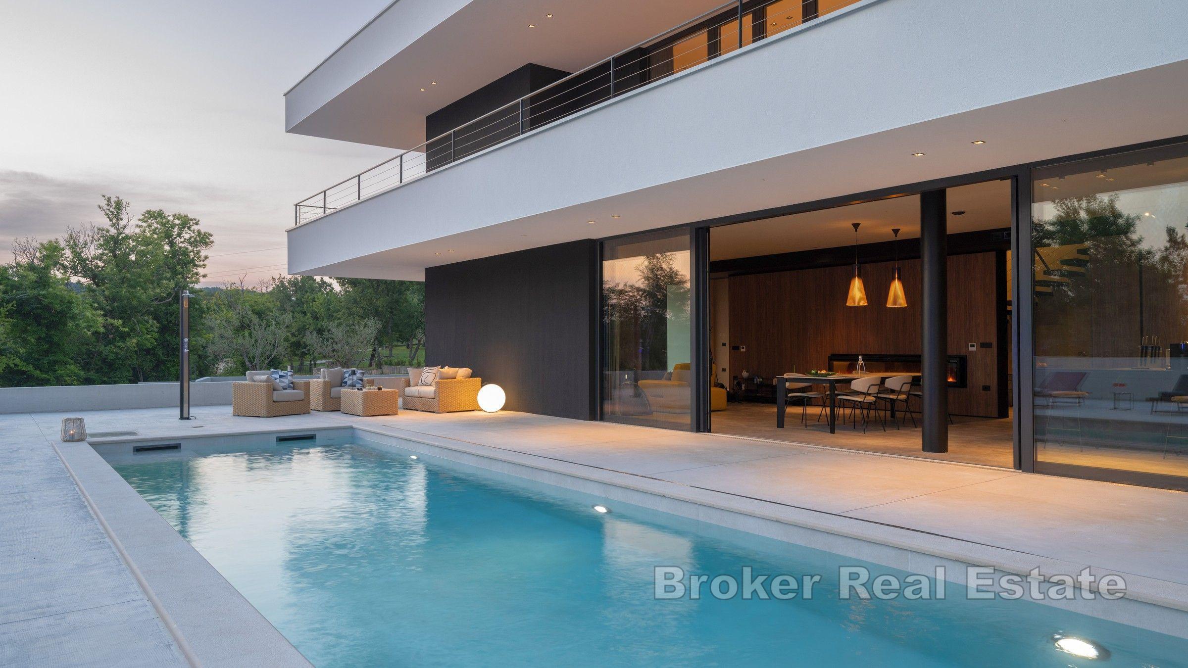 Villa de conception moderne dans un endroit calme