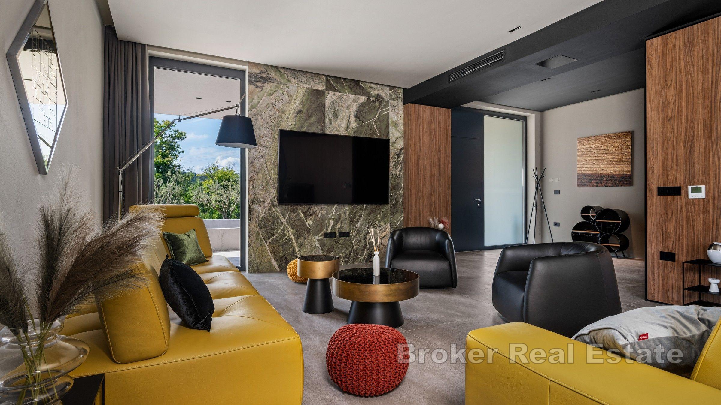 Moderne designet villa med rolig beliggenhet