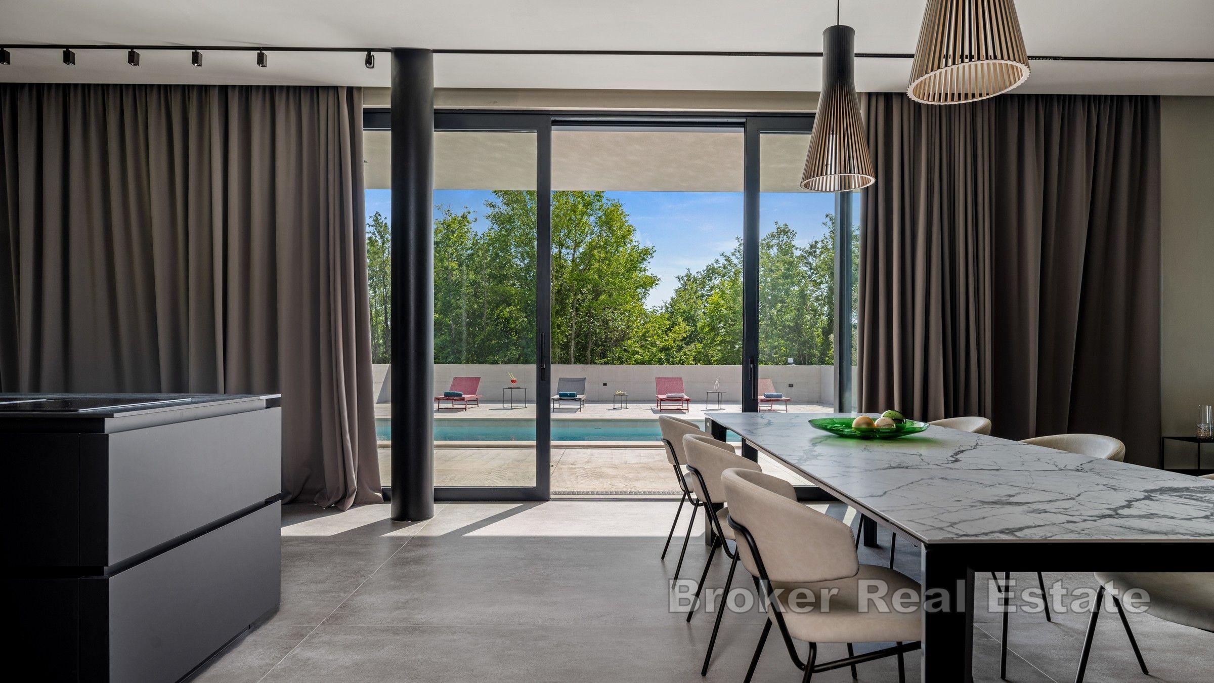 Villa de conception moderne dans un endroit calme