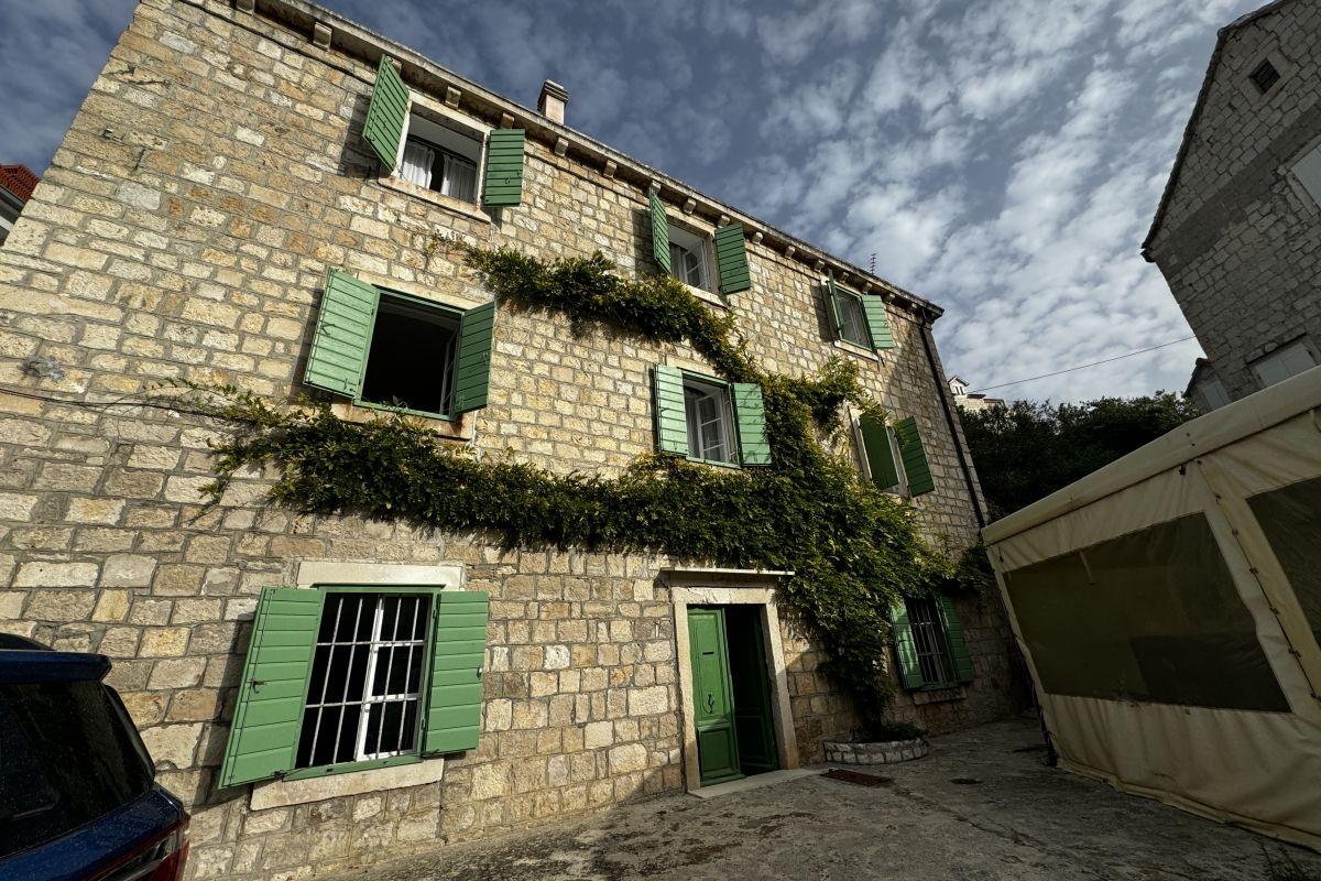 01-5328-30-Island-of-Brac-Unique-stone-house-in-the-first-row-to-the-sea-for-sale