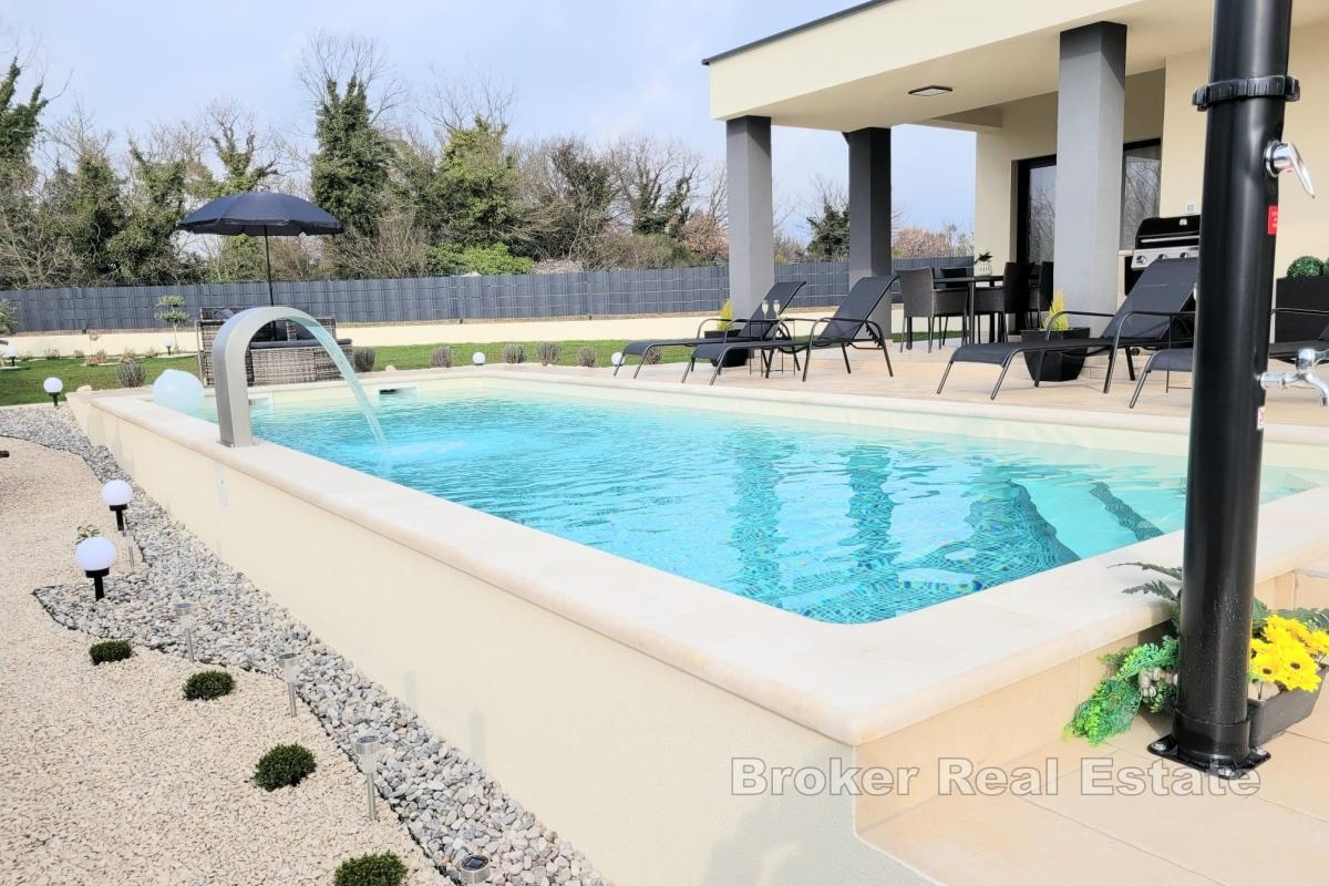 Casa di nuova costruzione con piscina in un tranquillo villaggio