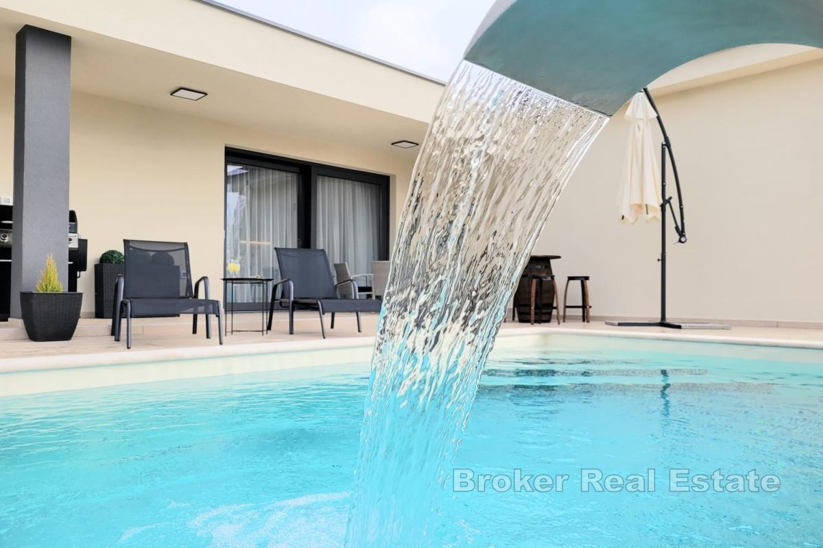 Casa di nuova costruzione con piscina in un tranquillo villaggio