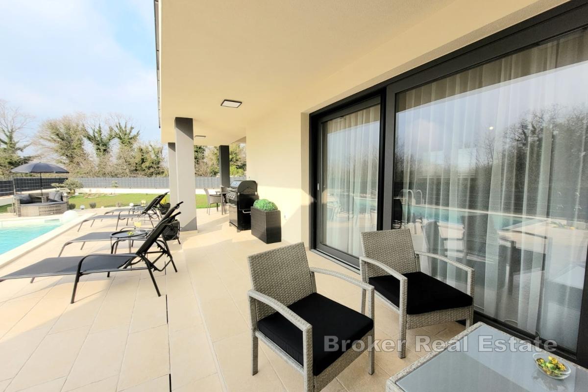 Neu gebautes Haus mit Swimmingpool in einem ruhigen Dorf