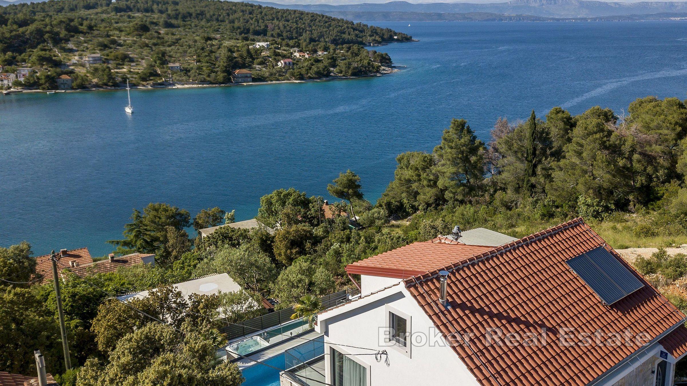 Moderne villa med havutsikt