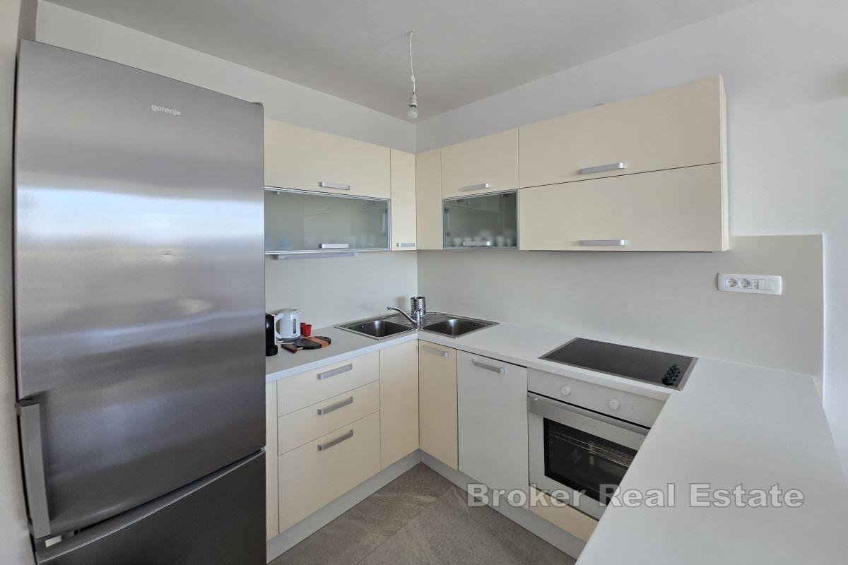 Trosoban stan s otvorenim pogledom na more