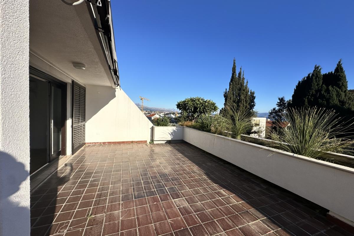 Trosoban apartman s velikom terasom