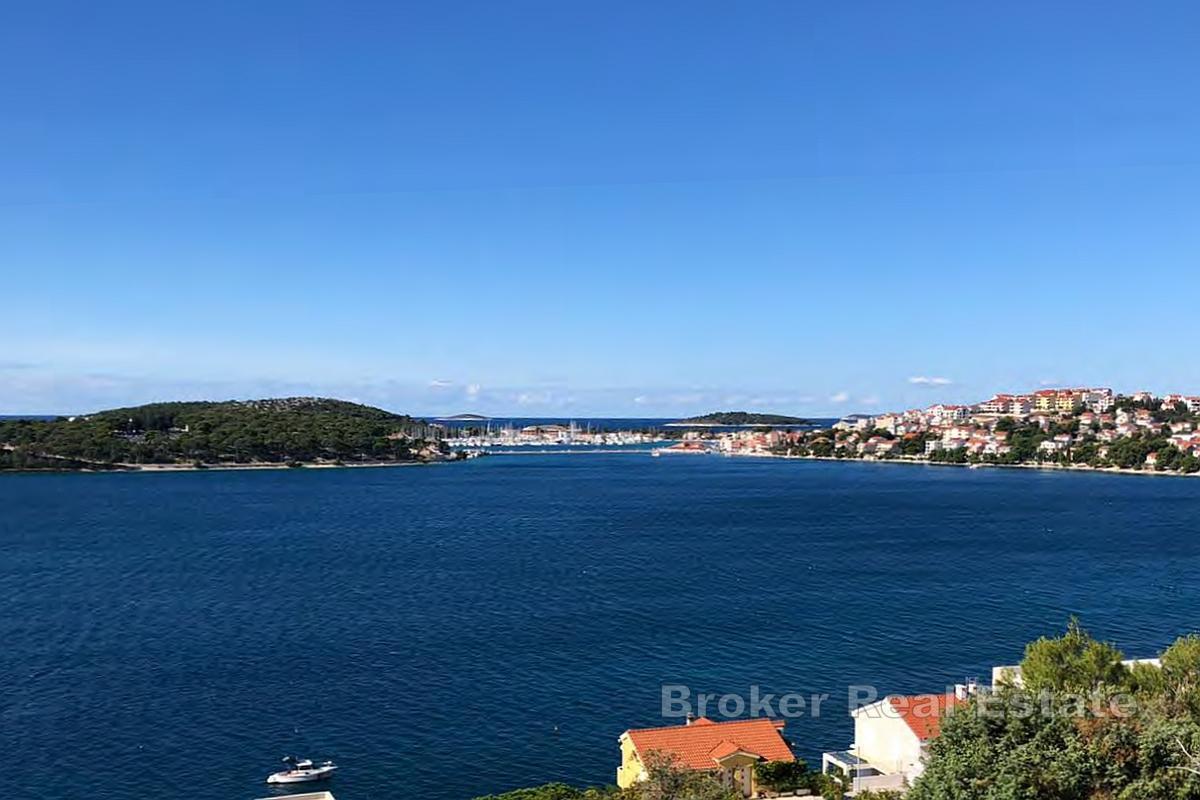 Byggnadsmark med havsutsikt