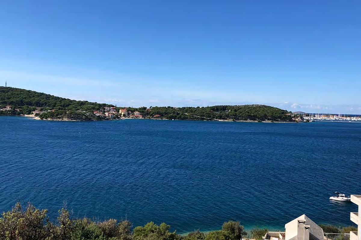 Byggnadsmark med havsutsikt