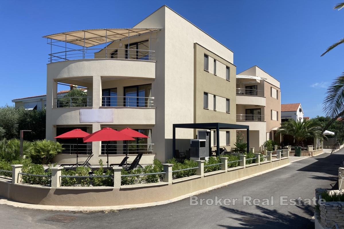 Casa con appartamenti fronte mare