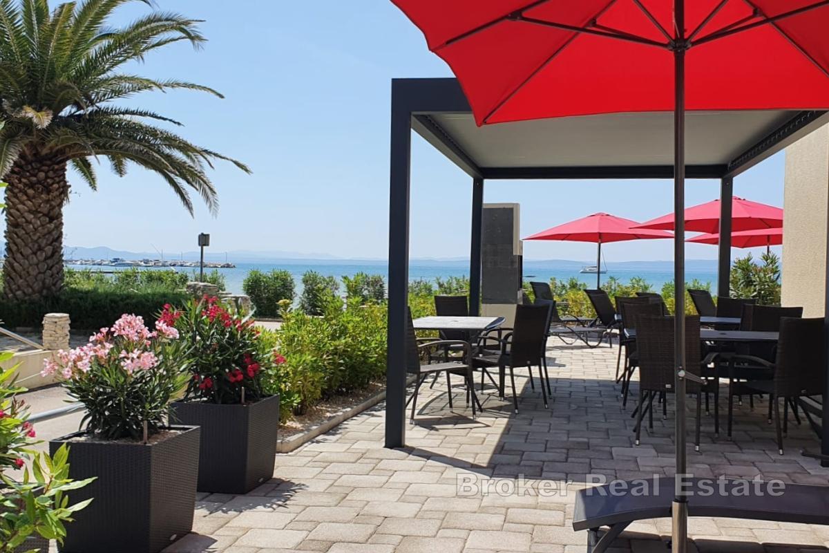 Casa con appartamenti fronte mare