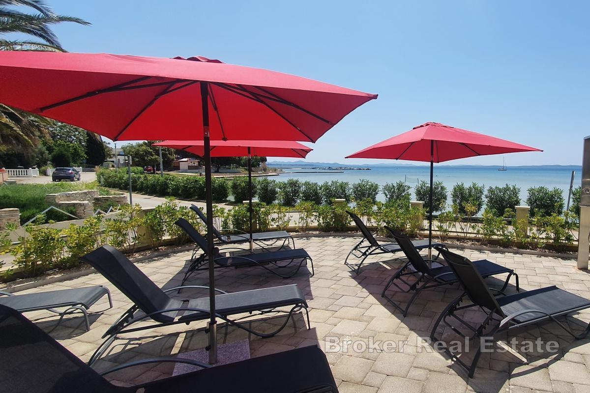 Casa con appartamenti fronte mare