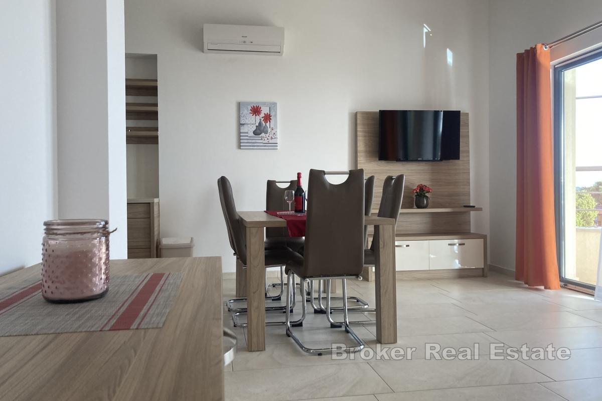 Casa con appartamenti fronte mare