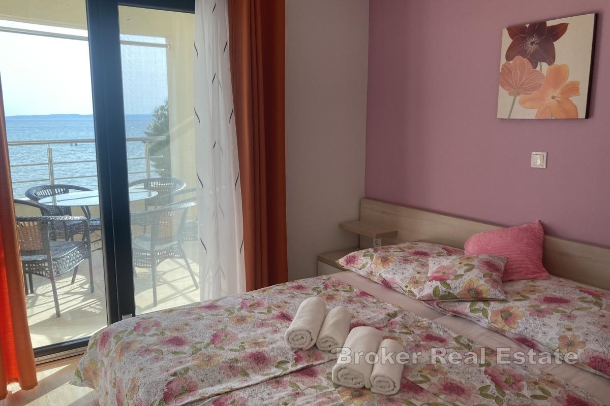 Casa con appartamenti fronte mare