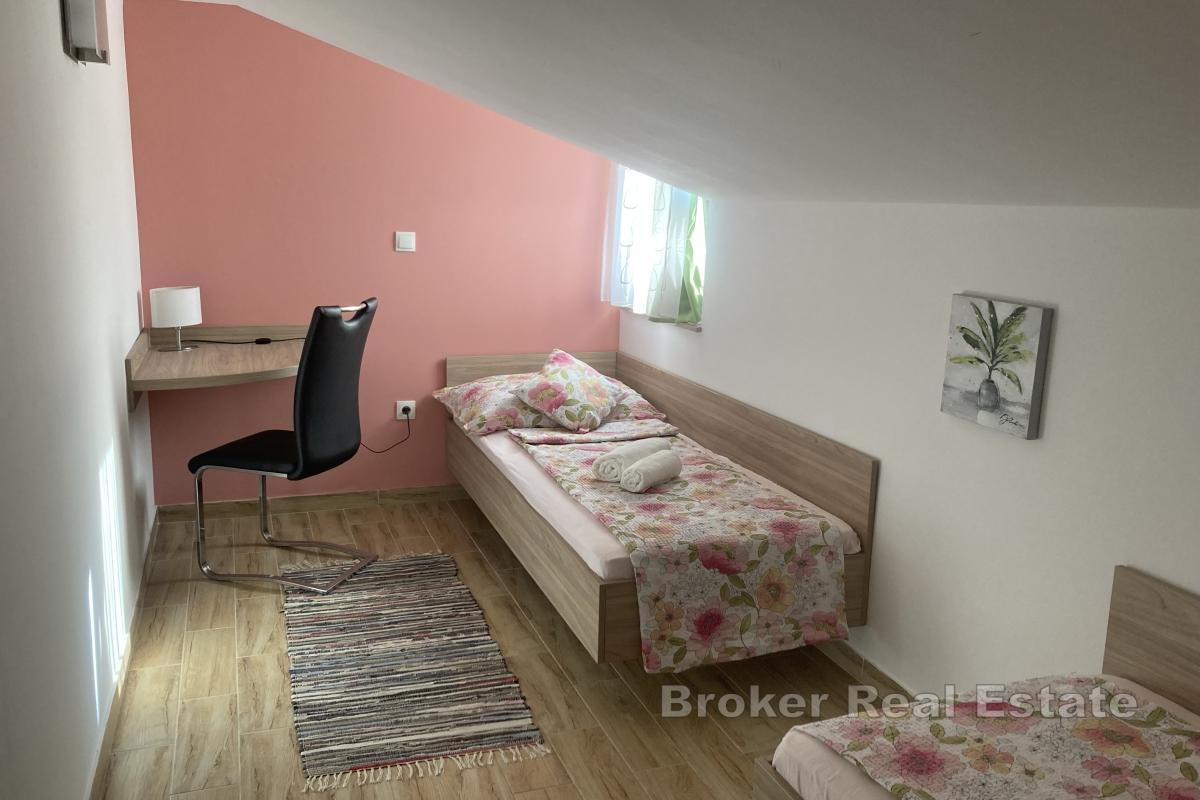 Casa con appartamenti fronte mare