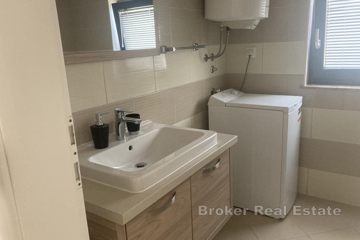 Casa con appartamenti fronte mare