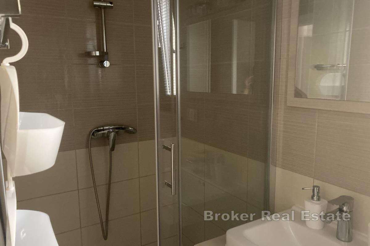 Casa con appartamenti fronte mare