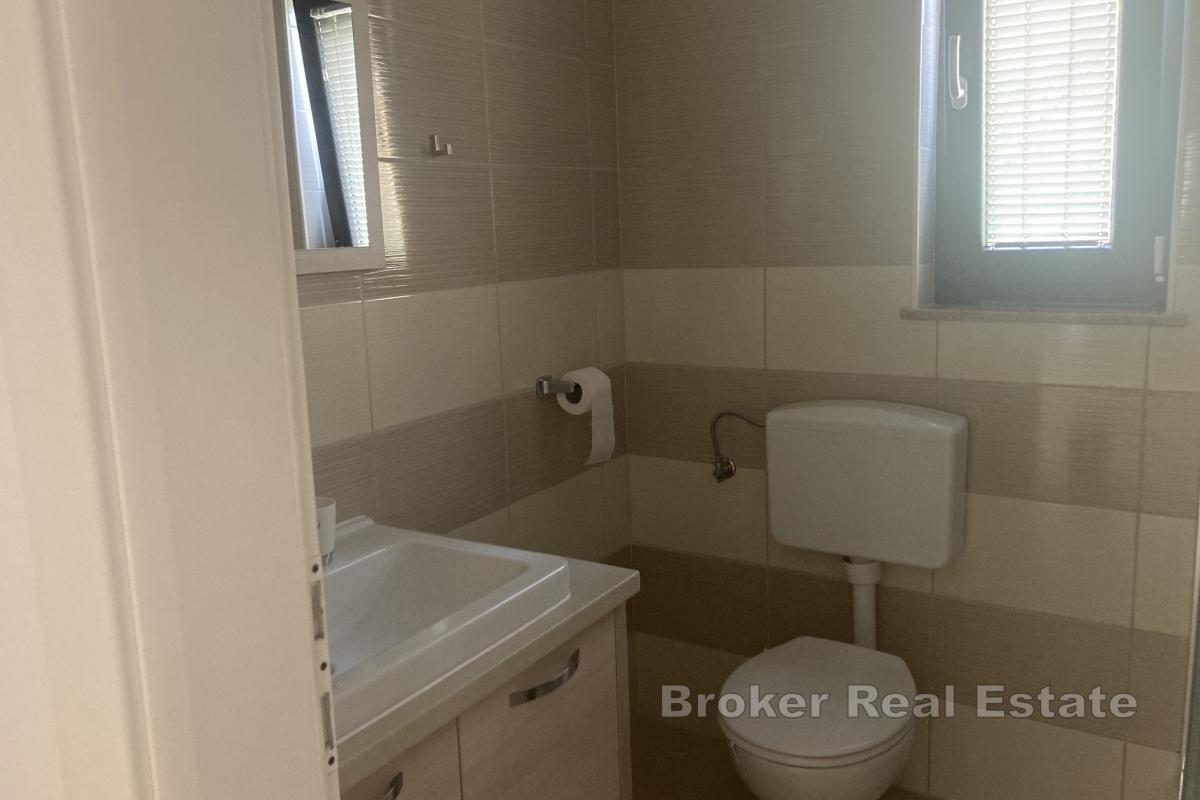 Casa con appartamenti fronte mare