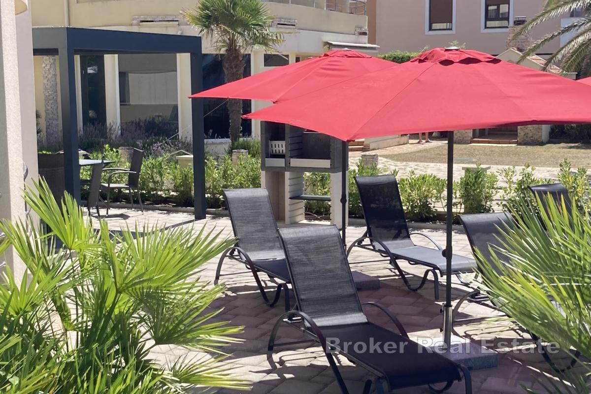 Casa con appartamenti fronte mare