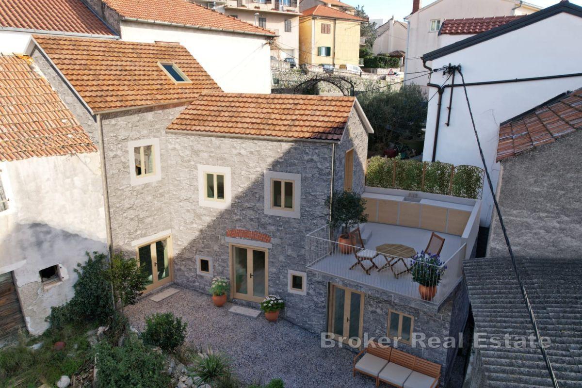 Dalmatinska kamena kuća za renovaciju s projektom