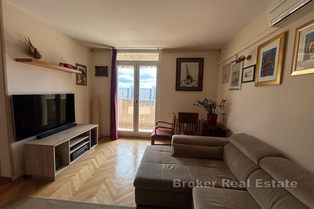 Spacieux appartement d'une chambre entièrement meublé