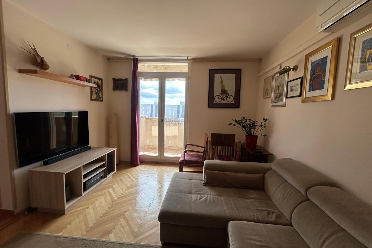 Spacieux appartement d'une chambre entièrement meublé