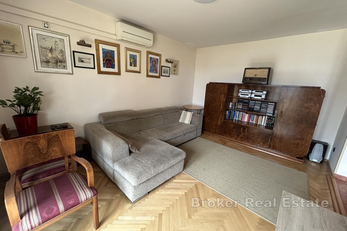 Romslig fullt møblert ettromsleilighet