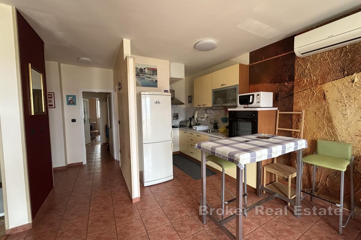 Rymlig fullt möblerad lägenhet med ett sovrum