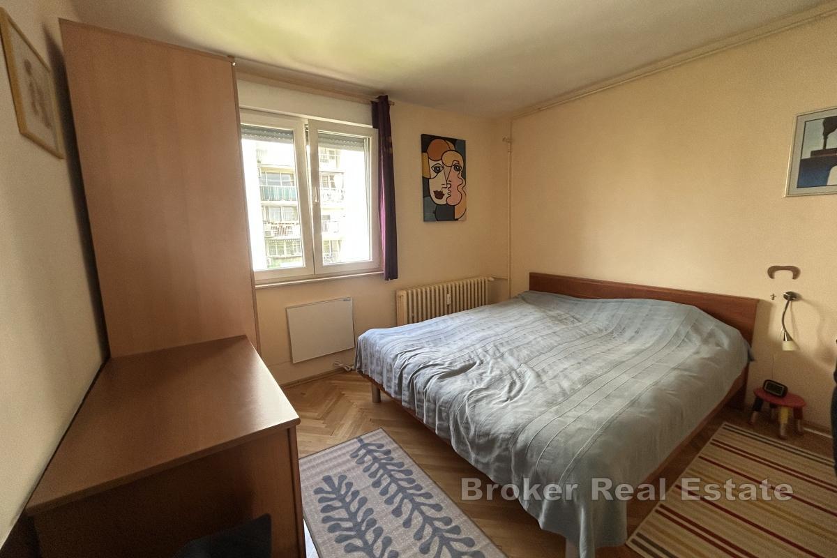 Ampio appartamento con una camera da letto completamente arredato