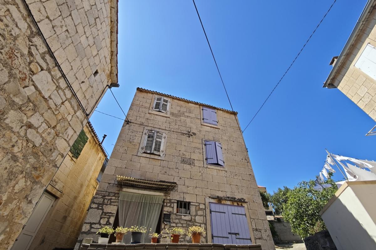001-5360-30-Vis-Semi-detached-stone-house-near-the-sea-for-sale