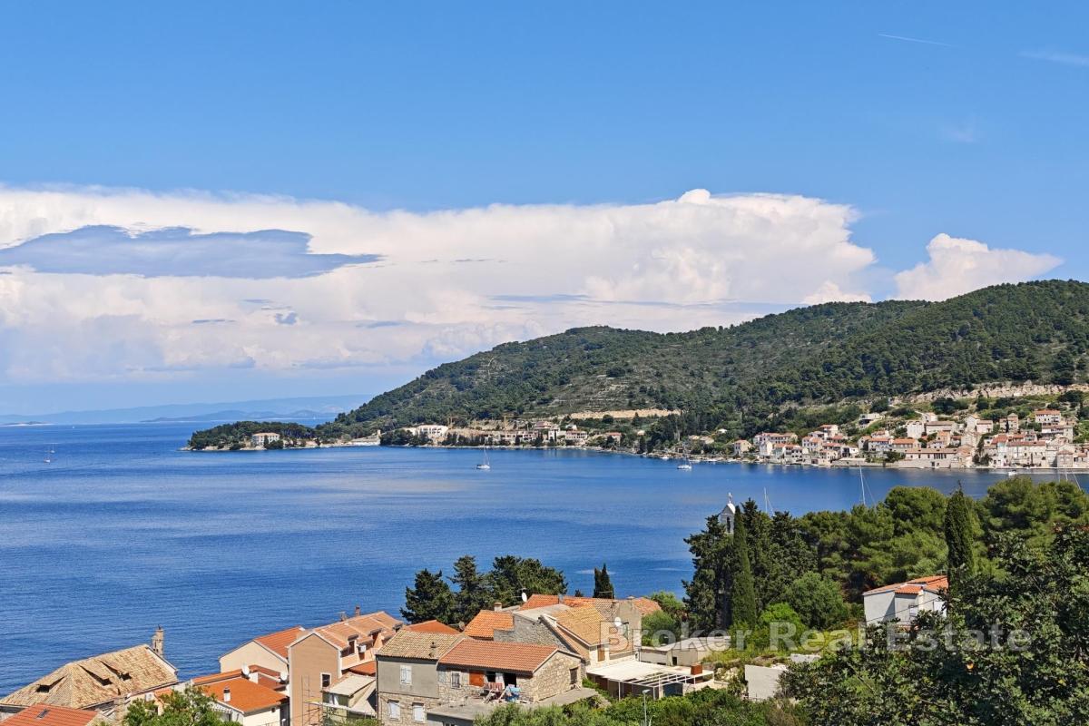 Dom w zabudowie bliźniaczej z kamienia blisko morza