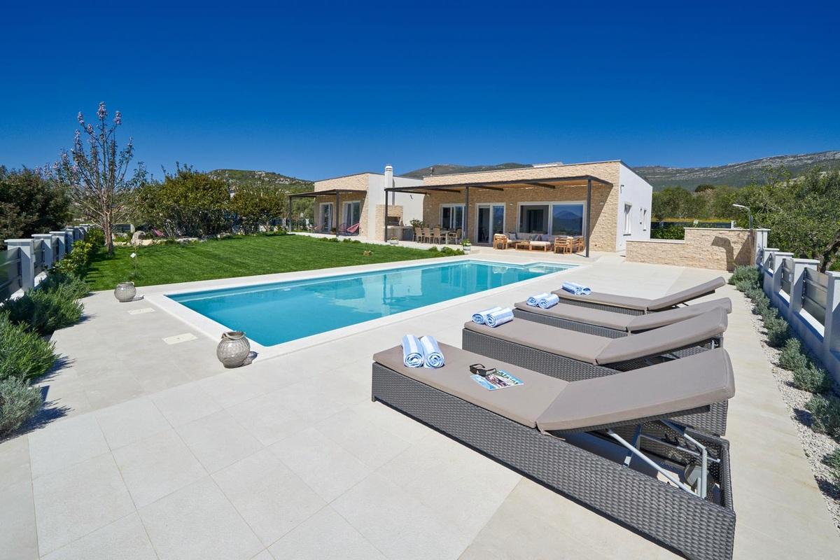001-5362-30-kastela-modern-house-with-pool-for-sale