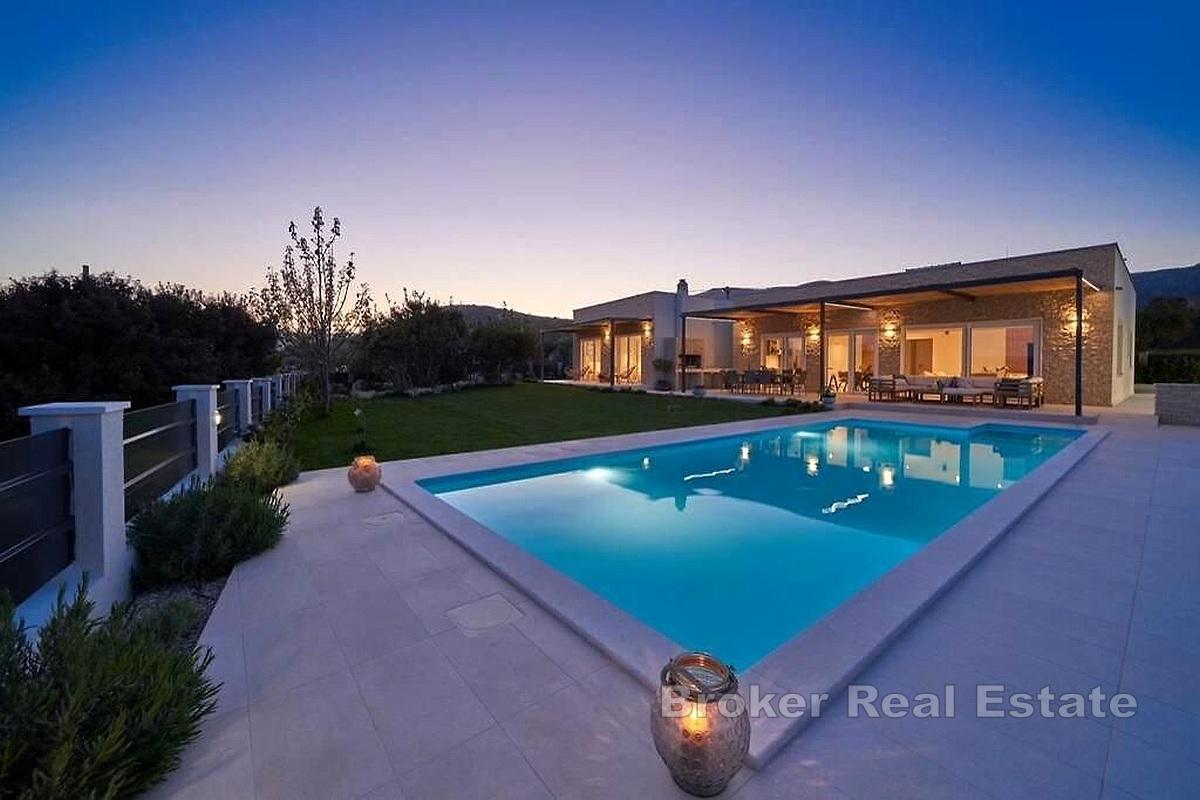 Ein modernes Haus mit Swimmingpool in ruhiger Lage