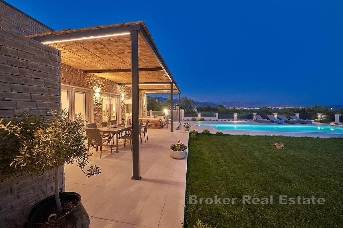 Ein modernes Haus mit Swimmingpool in ruhiger Lage