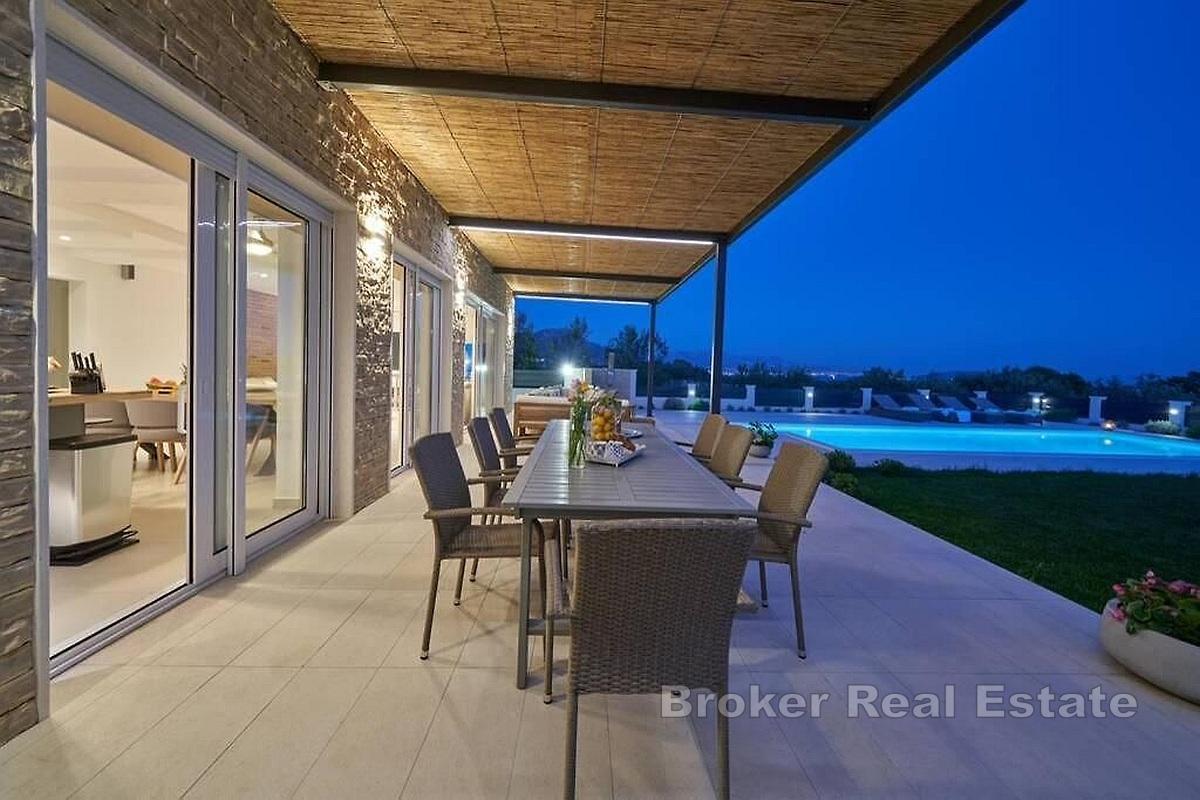 Et moderne hus med svømmebasseng i et rolig område