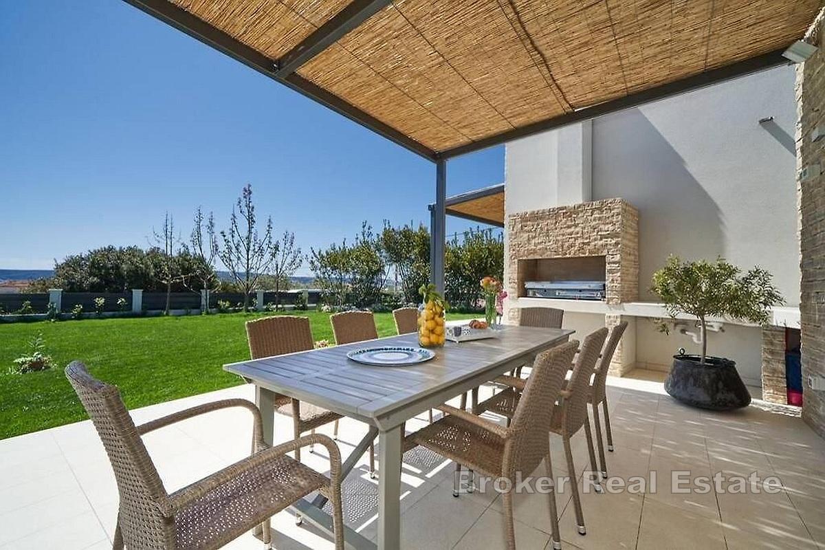 Ein modernes Haus mit Swimmingpool in ruhiger Lage