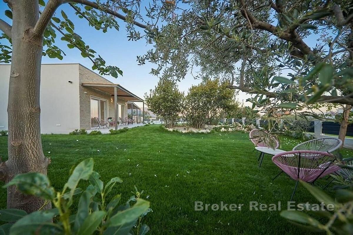 Ein modernes Haus mit Swimmingpool in ruhiger Lage