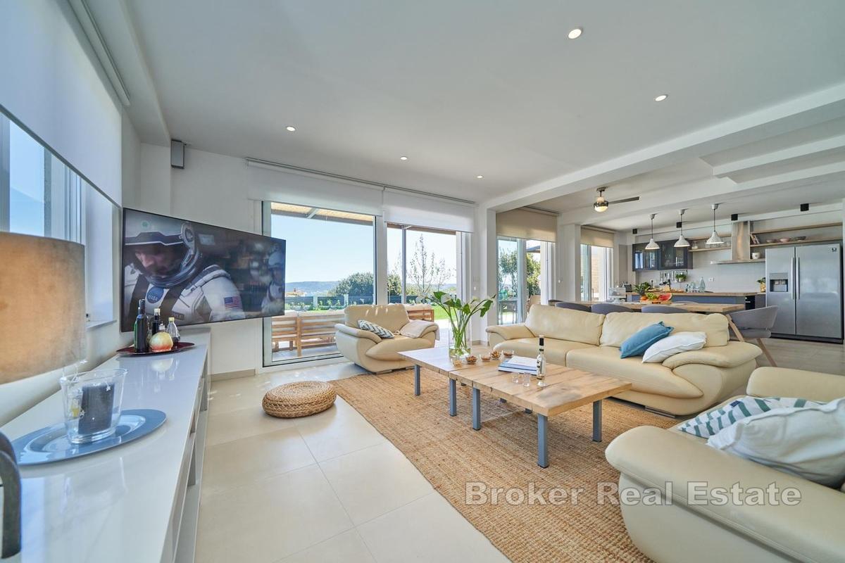 Moderna kuća s bazenom na mirnoj lokaciji