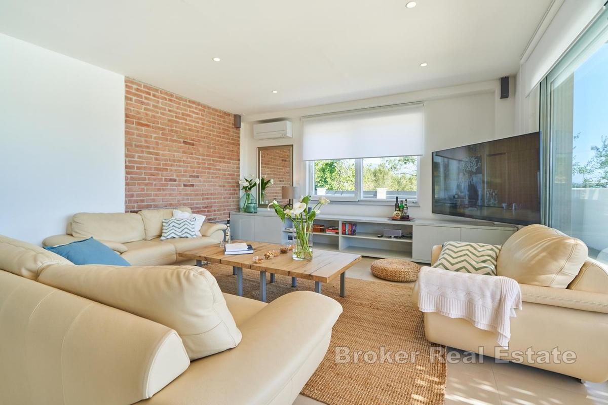 Современный дом с бассейном в тихом месте