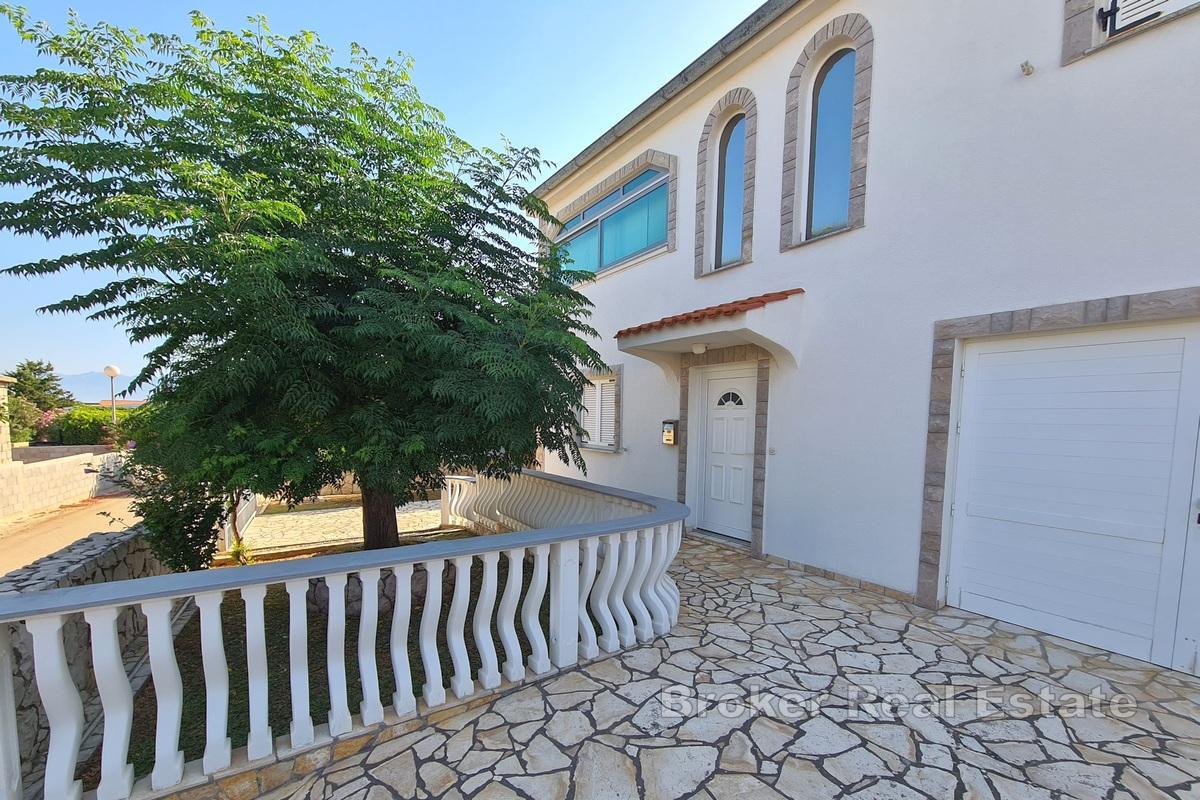 Fristående hus nära stranden