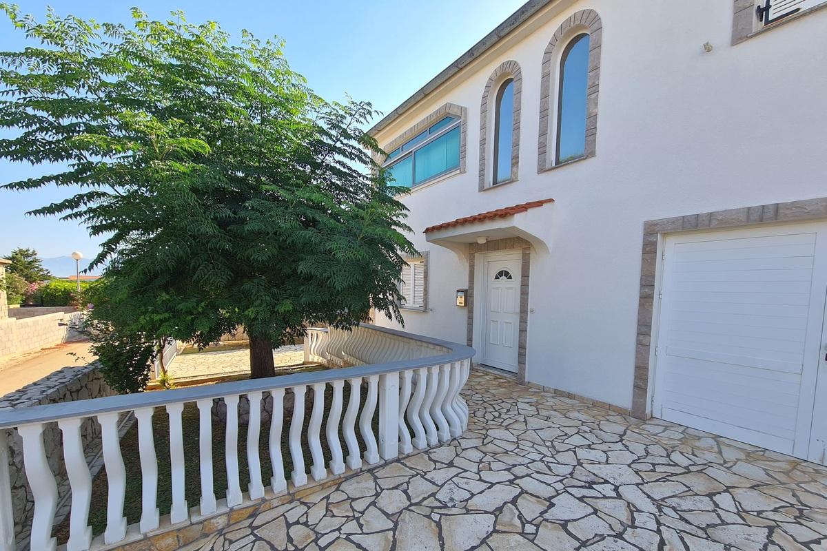 Fristående hus nära stranden