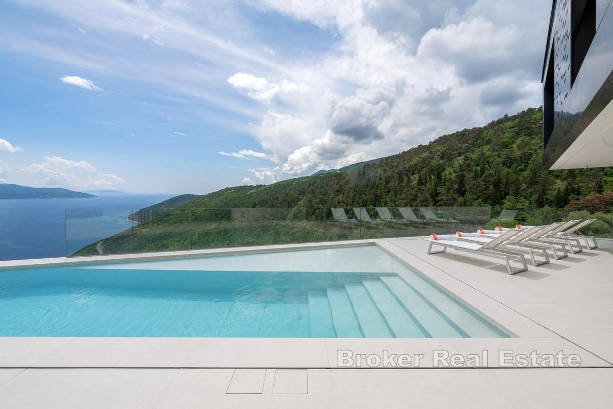 Lussuosa villa moderna con vista sul mare aperto