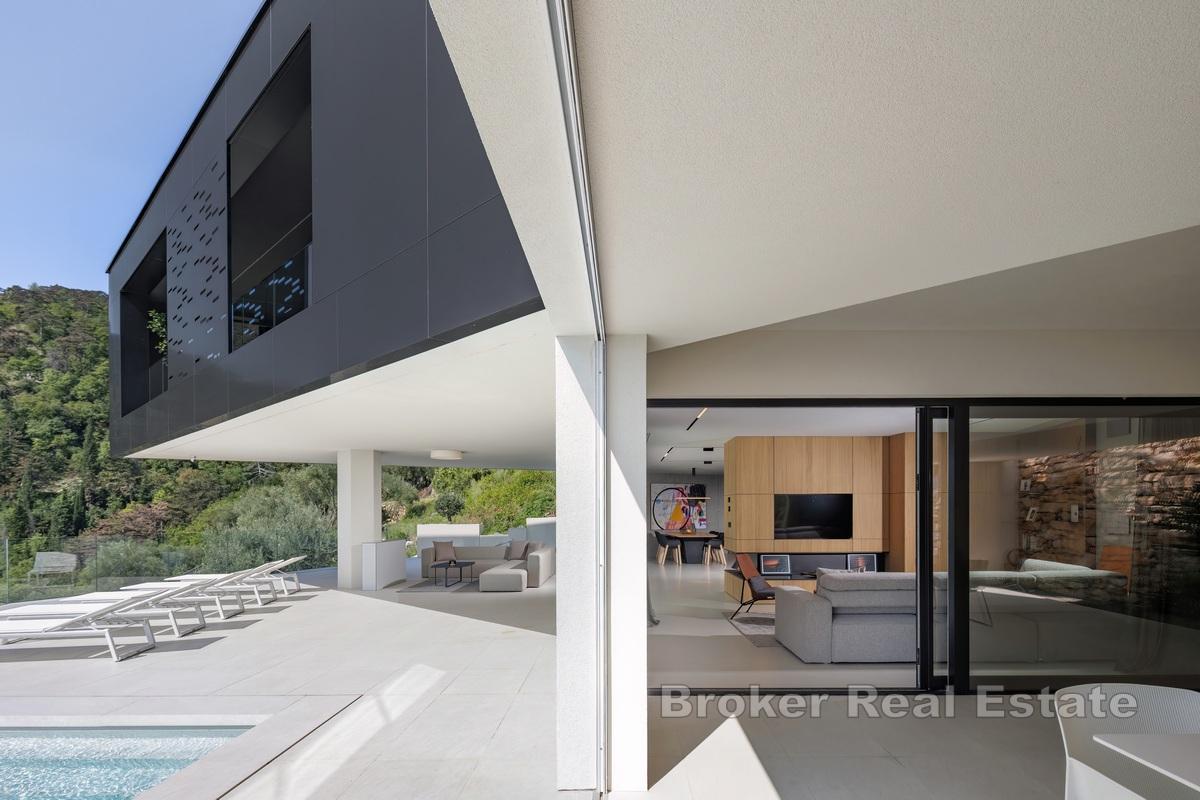 Lussuosa villa moderna con vista sul mare aperto