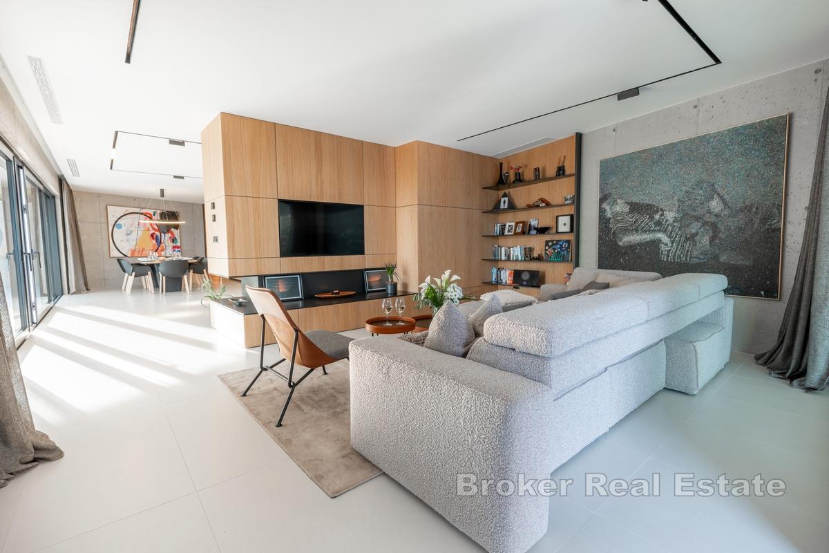 Роскошная современная вилла с открытым видом на море