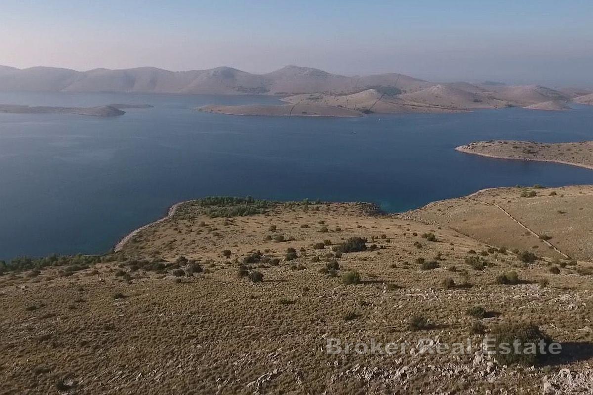 Просторные сельскохозяйственные земли в первом ряду от моря
