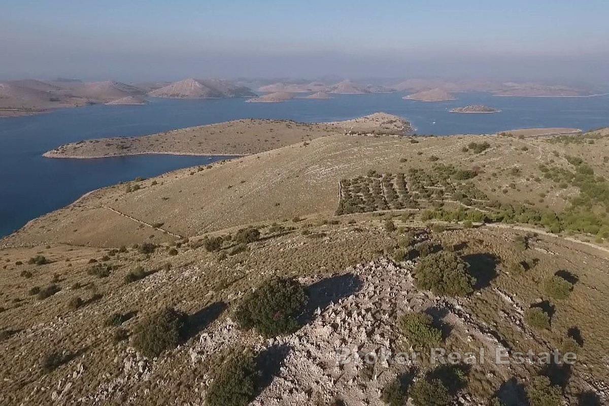 Просторные сельскохозяйственные земли в первом ряду от моря