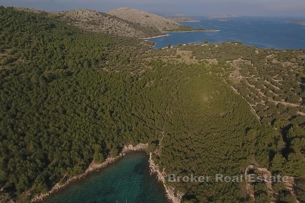 Просторные сельскохозяйственные земли в первом ряду от моря