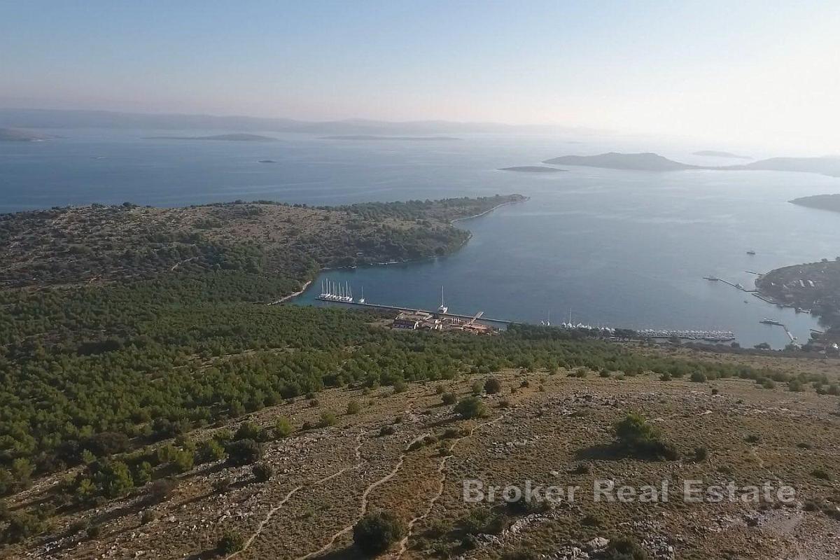 Просторные сельскохозяйственные земли в первом ряду от моря