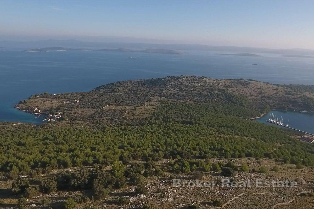 Просторные сельскохозяйственные земли в первом ряду от моря