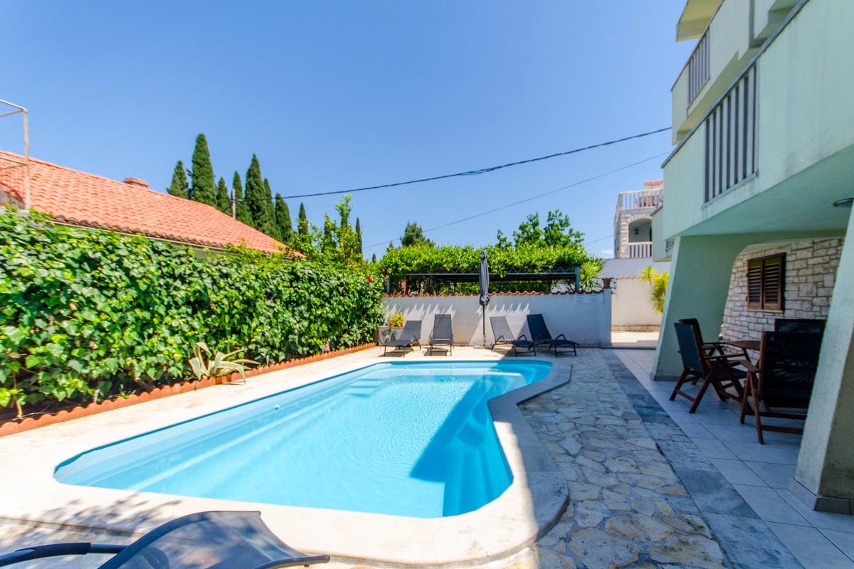 Dom apartamentowy z basenem