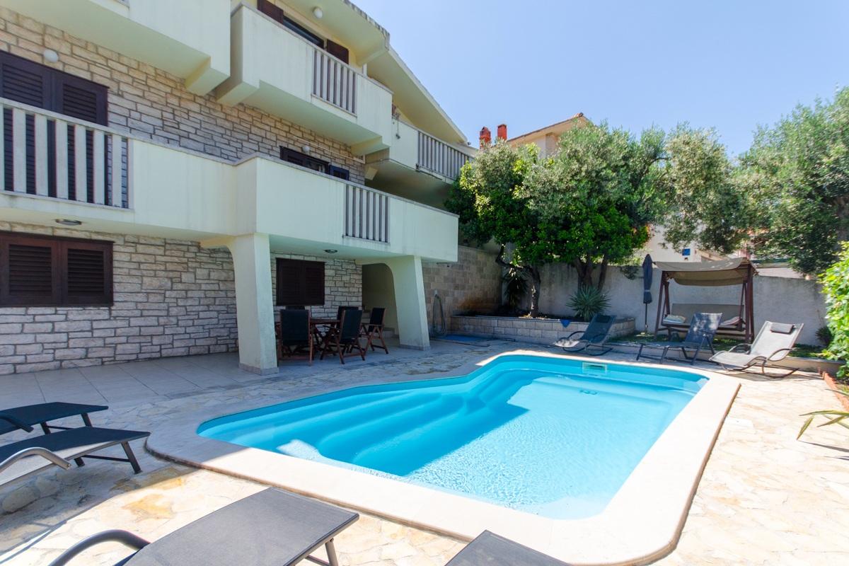 Dom apartamentowy z basenem